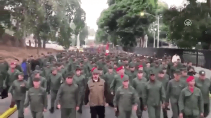 Maduro askerlerle yürüyerek gövde gösterisi yaptı!