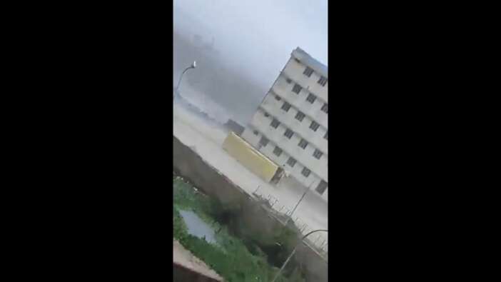 Fırtına otobüsü böyle sürükledi...