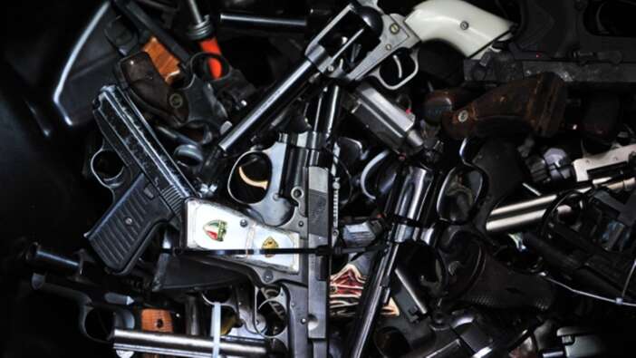 Baskın yapılan evden binden fazla silah çıktı!