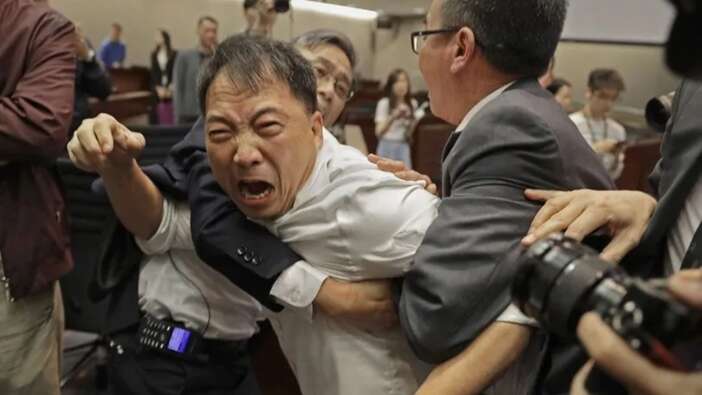 Hong Kong’da parlamento karıştı!