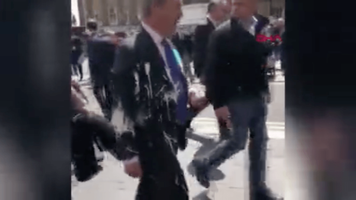 İngiliz siyasetçi ‘milkshake’li saldırıya uğradı!
