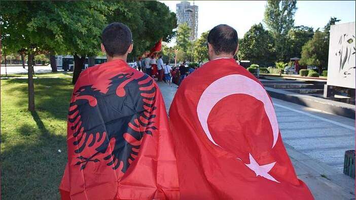 Arnavutluk'tan FETÖ okullarına Türk Bayrağı talimatı