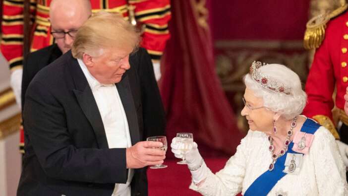 II. Elizabeth'ten Trump onuruna akşam yemeği!