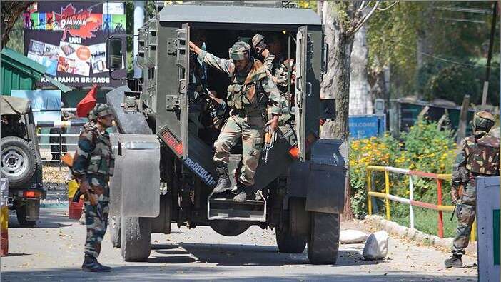 Hindistan - Pakistan sınırını kaşımaya devam ediyorlar