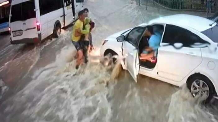 Akıntıya kapılan çocuğu son anda kurtardılar...