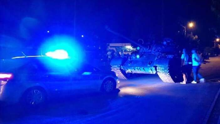 Sarhoş olup tankla sokağa çıktılar...