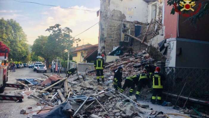 İtalya'da patlama yaşanan bina çöktü!