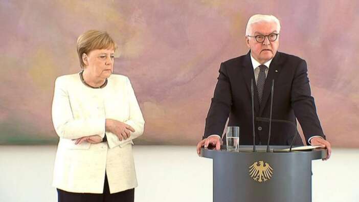 Merkel yine titreme nöbetine girdi!