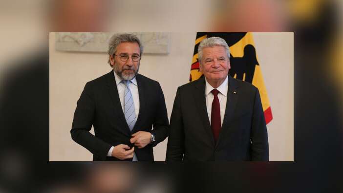 Can Dündar Gauck karşısında el pençe divan