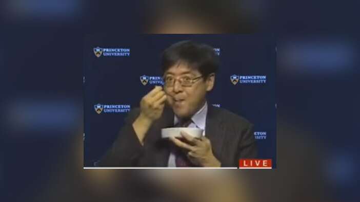 'Trump seçilirse böcek yerim' diyen Profesör Sam Wang canlı yayında sözünü tuttu