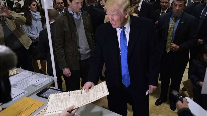 Trump, Midtown bölgesindeki seçim merkezinde oyunu kullandı