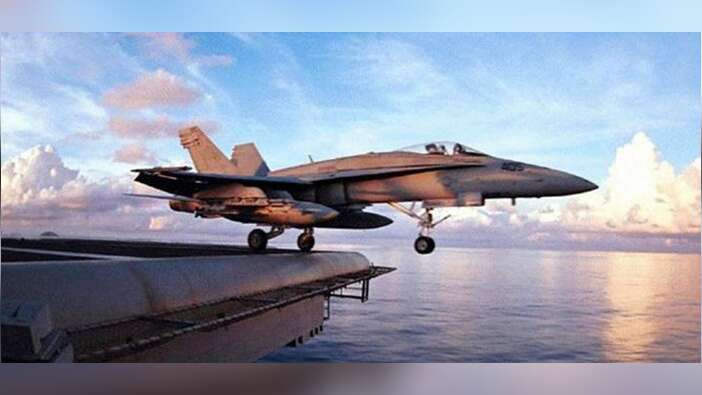 ABD jetleri havada çarpıştı! Okyanusa düşen pilot aranıyor