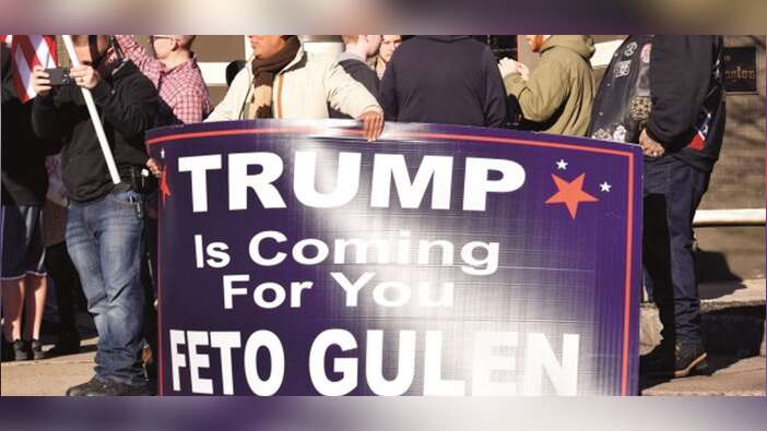 Pensilvanya'da 'Trump senin için geliyor FETO Gülen' pankartı