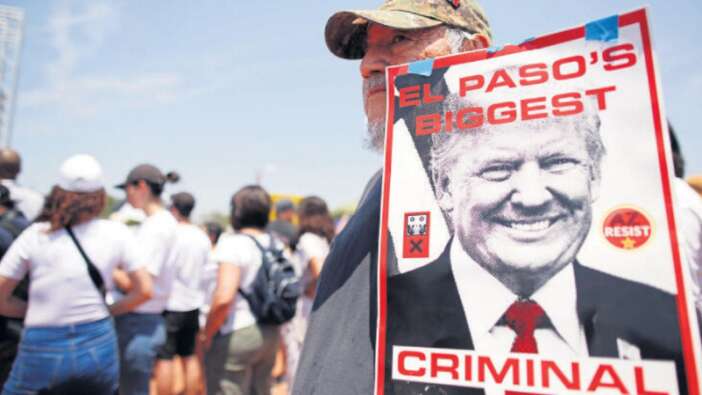 Donald Trump protestolarla karşılandı!