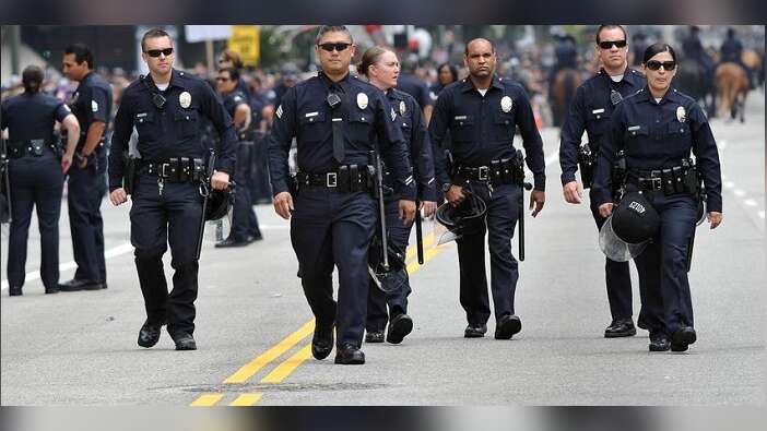 Los Angeles polisi Trump'a bayrak açtı!
