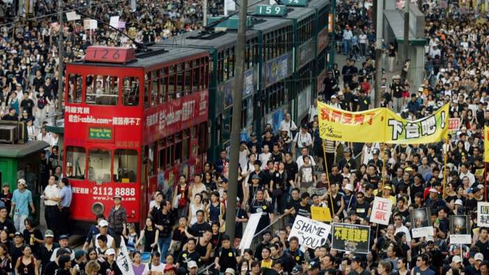 Twitter ve Facebook'tan Hong Kong hamlesi!