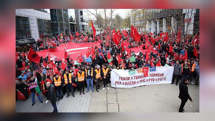 'Teröre Lanet Demokrasiye Davet' gösterisi Brüksel'i inletti