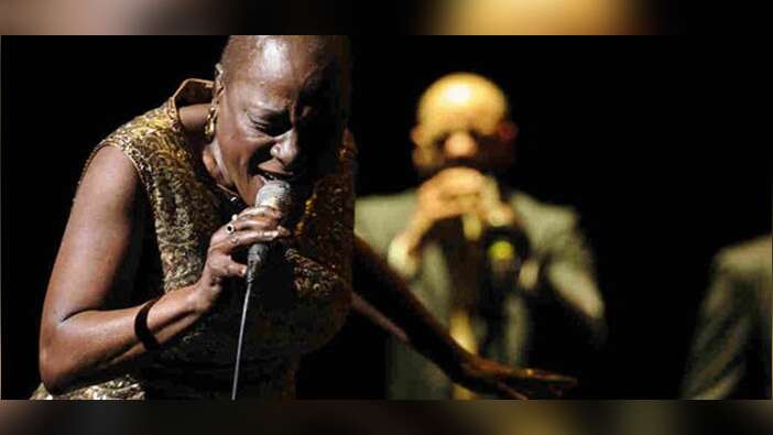 Ünlü şarkıcı Sharon Jones hayatını kaybetti