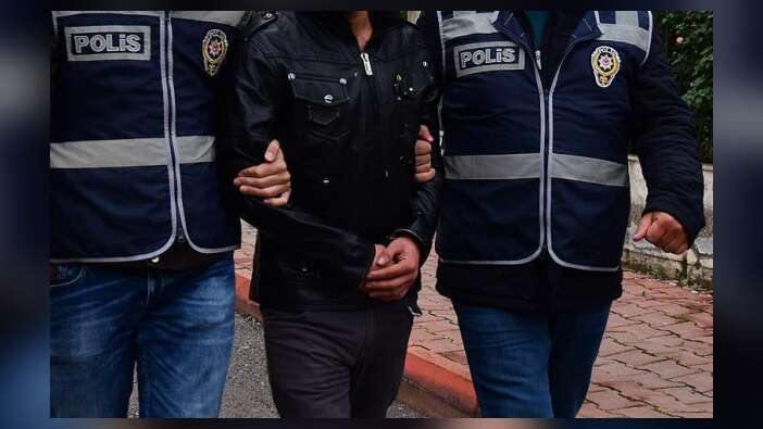 Mühürlü derneği açmaya çalışan 4 avukata suçüstü
