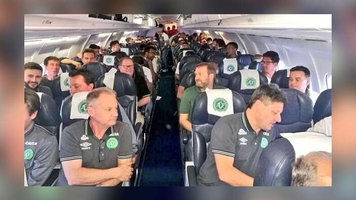 Futbol takımının yok olduğu kazadan şok fotoğraflar! Uçak paramparça olmuş...