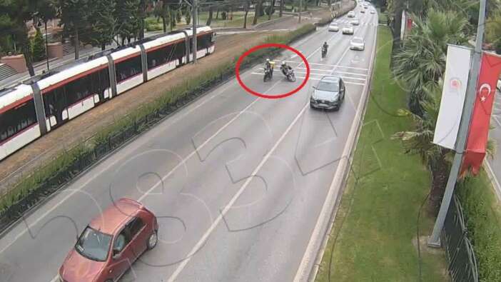 Trafikte sohbet ederken kaza yaptılar!