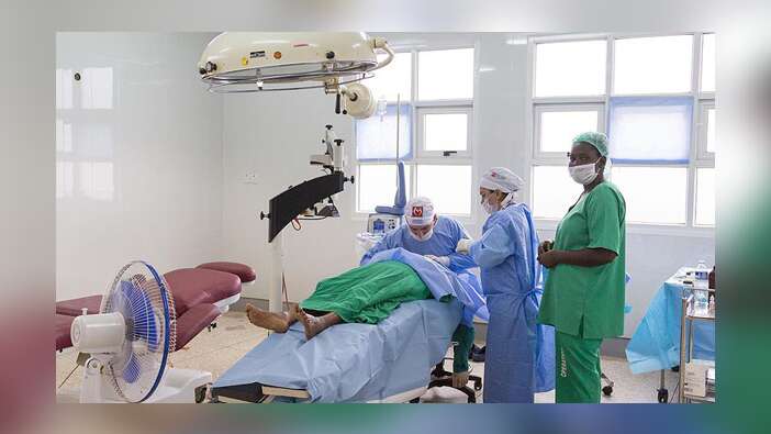 Yeryüzü Doktorları Uganda'da yüzlerce hastanın yüzünü güldürdü