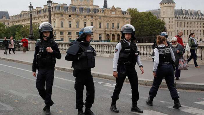 Paris'te bıçaklı saldırı: 4'ü polis 5 kişi öldü