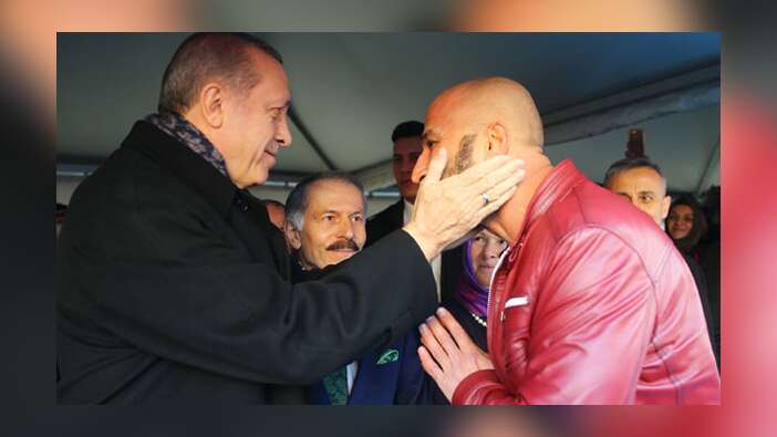 Cumhurbaşkanı Erdoğan kahramanın yüzünü sevdi