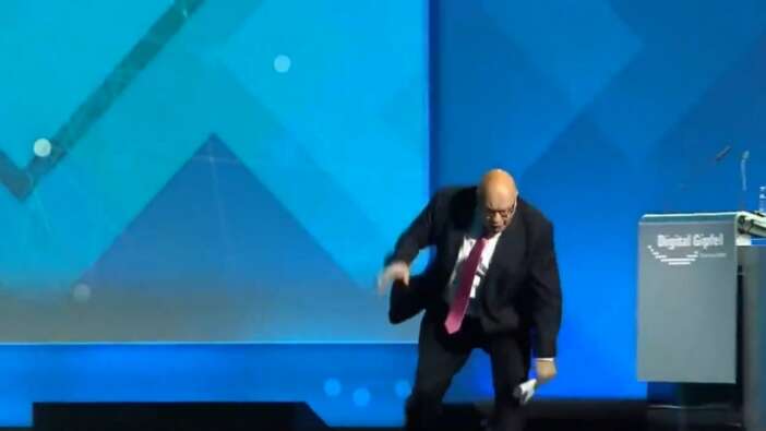 Alman bakan sahneden böyle düştü