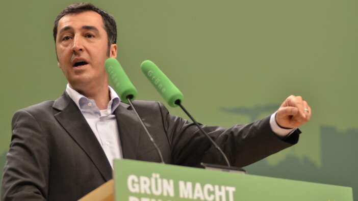 Türkiye düşmanı Cem Özdemir'i ölüm listesine yazdılar!