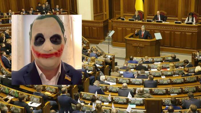 Parlamentoya Joker maskesiyle girdi...