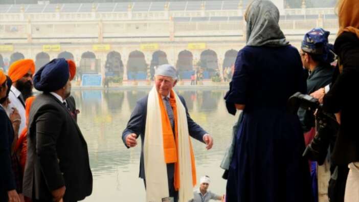 Müslüman olduğu iddia ediliyordu! Prens Charles'tan Sikh tapınağına ziyaret!