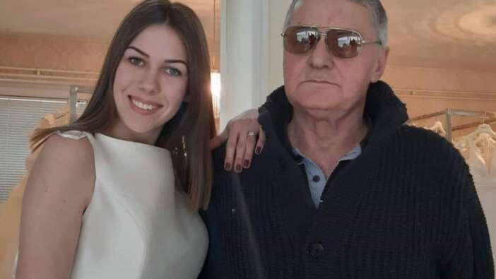 74 yaşındaki eşini duşta başkasıyla aldattı!