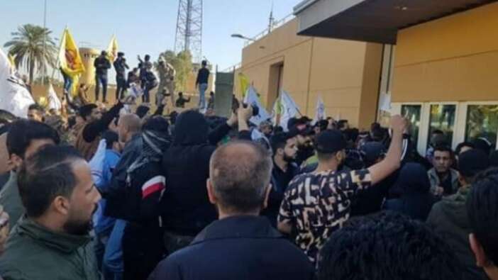 Bağdat'taki ABD elçiliği işgal edildi!