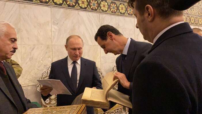 Putin, Emevi Camii’nde Kur'an-ı Kerim’i inceledi
