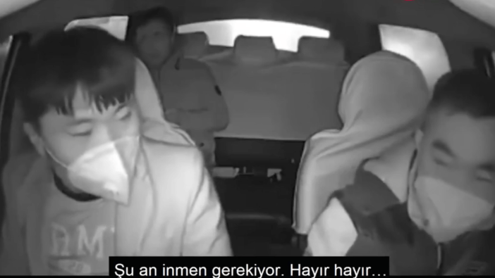 Öksüren yolcuyu taksiden attı