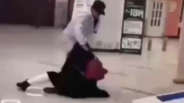 Maskesiz dışarı çıkan kadını tekme tokat dövdüler