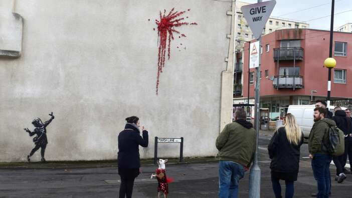 Ünlü sokak sanatçısı Banksy'den 'Sevgililer Günü'ne özel yeni bir eser