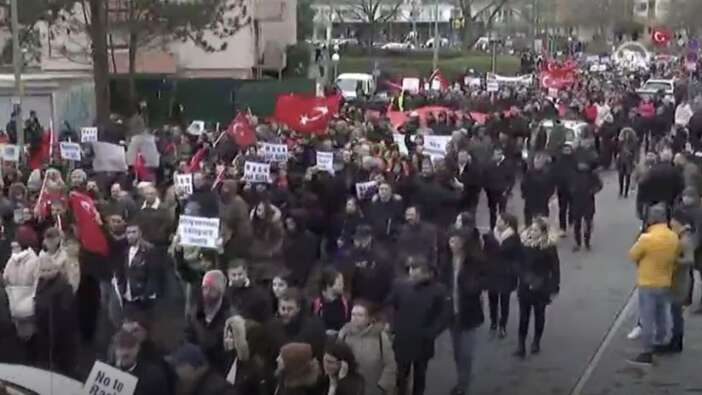 Almanya'da on binler ırkçı saldırıyı protesto etti