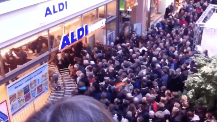 Avrupa'da halk marketlere saldırdı