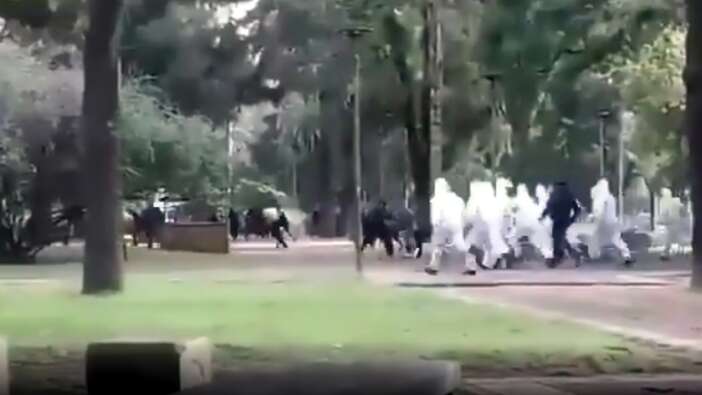 Bu da oldu! Polis parklardan insan kovaladı!