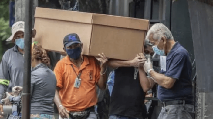 Ölümler durdurulamıyor! Kartondan tabut yapmak zorunda kaldılar
