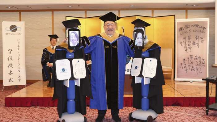 Japonya'da robotlar aracılığıyla mezuniyet töreni