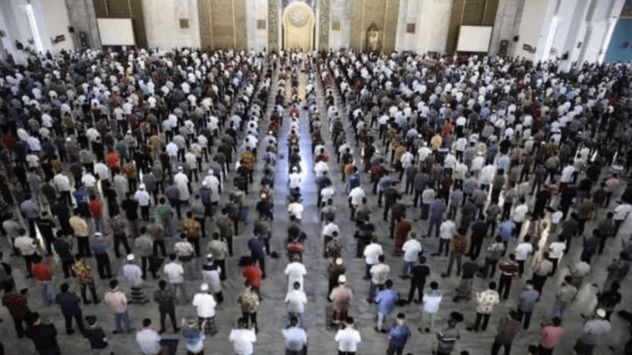Uyarılar umurlarında değil! Teravih namazı için her gün ülke değiştiriyorlar