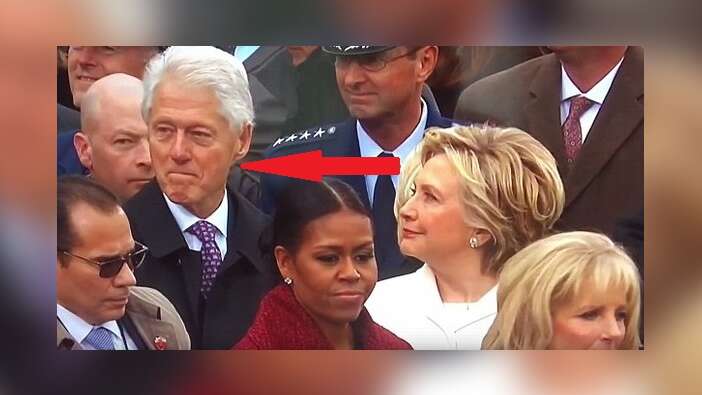 Clinton yine yakalandı! Sadece bakmadı, içine düştü... / VİDEO
