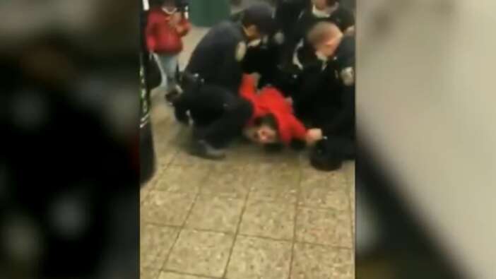 Maske takmayan kadını çocuğunun yanında tutukladılar...
