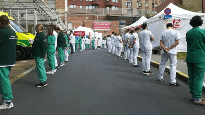 Sağlıkçılar başbakana sırtını döndü! Hastane ziyaretinde soğuk duş