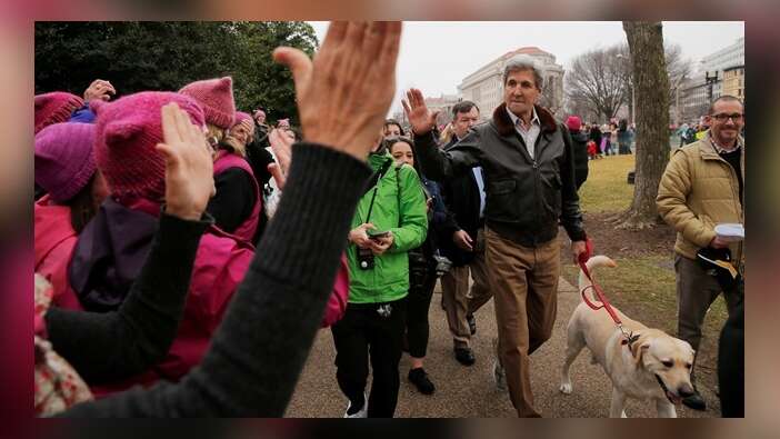 Obama'nın Bakanı Kerry, Trump karşıtı gösteride