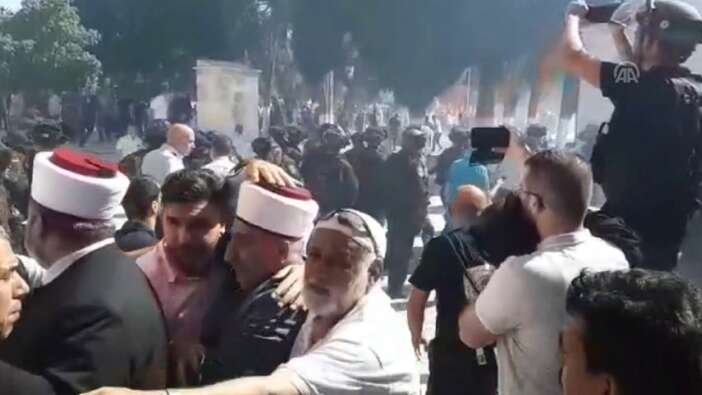 İsrail polisi bayram namazı kılan Filistinlilere saldırdı!
