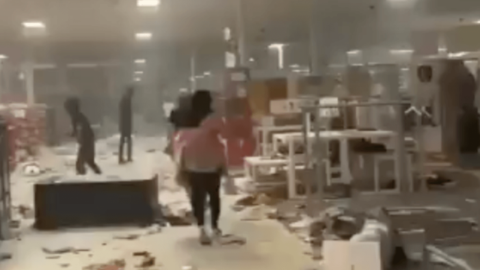 George Floyd protestoları yağmaya dönüştü